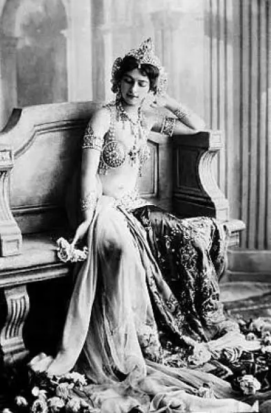 Mata Hari in costume di scena in una foto del 1906(1906)