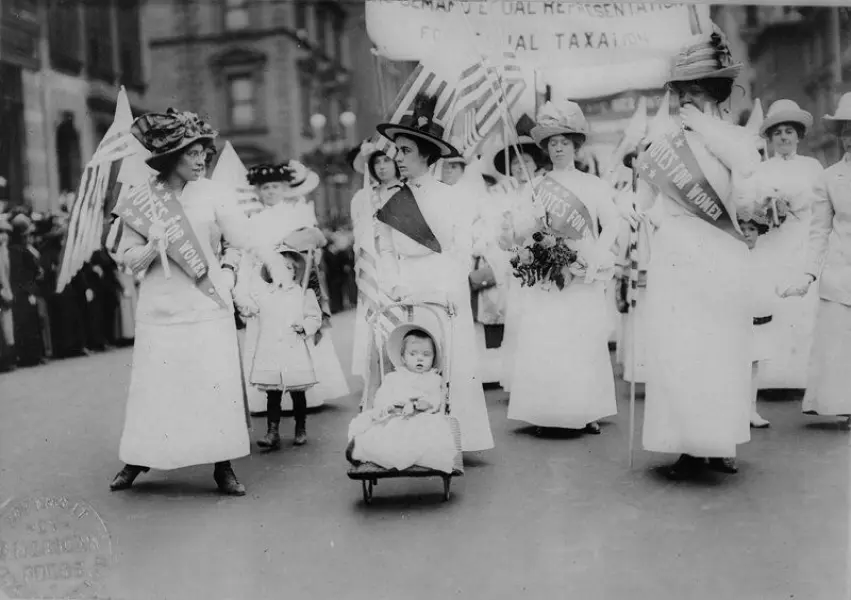 Manifestazione di suffragette per il suffragio universale a New York nel 1912