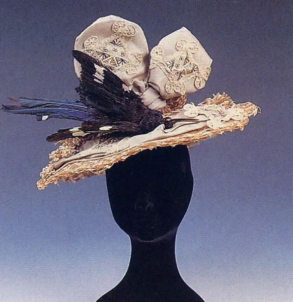 Cappello con uccello del paradiso e decorazioni a merletti. Fine XIX- inizi XX sec. Palermo, collezione Piraino.