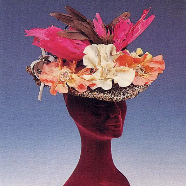 Cappello con piume multicolore e decorazioni floreali. Fine XIX- inizi XX sec. Palermo, collezione Piraino.