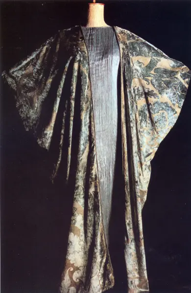 Mariano Fortuny. Abito Delphos e mantello a kimono.