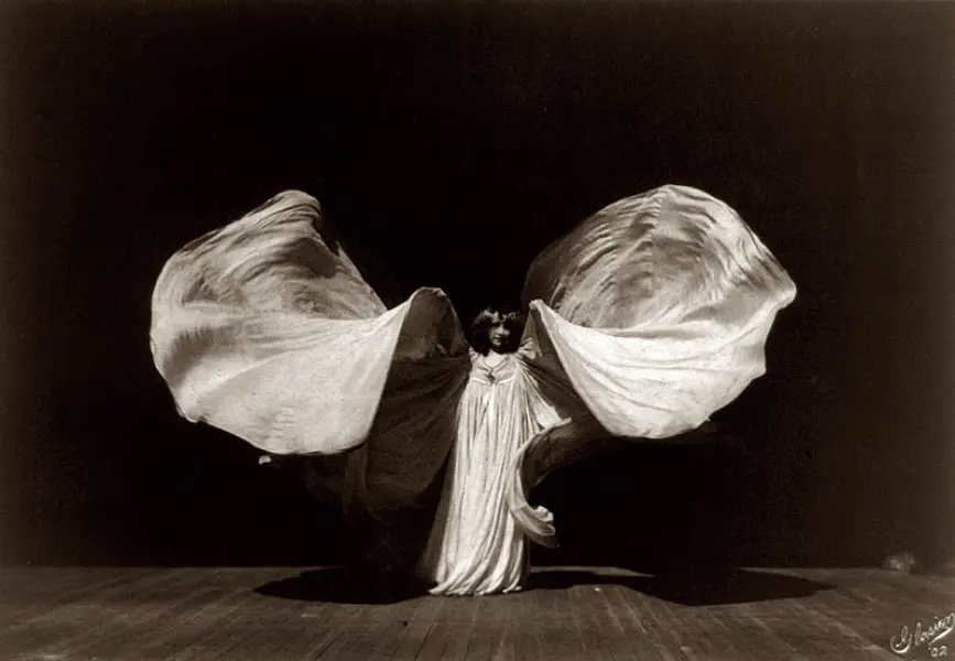 Loie Fuller durante uno spettacolo del 1901