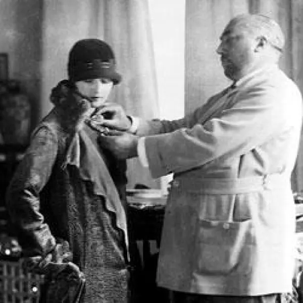 Paul Poiret in prova nel suo atelier.