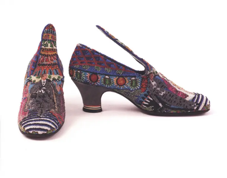 Paul Poiret. Scarpe decorate con ricami.