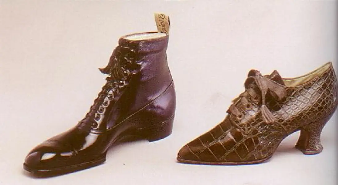 Modello maschile e femminile di calzatura allacciata. 1900-02