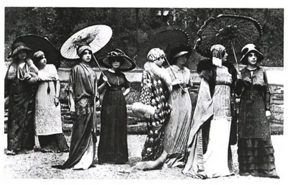 Paul Poiret. Sfilata di modelli