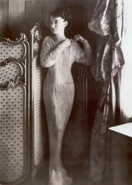 Lilian Gliss in un abito di Fortuny