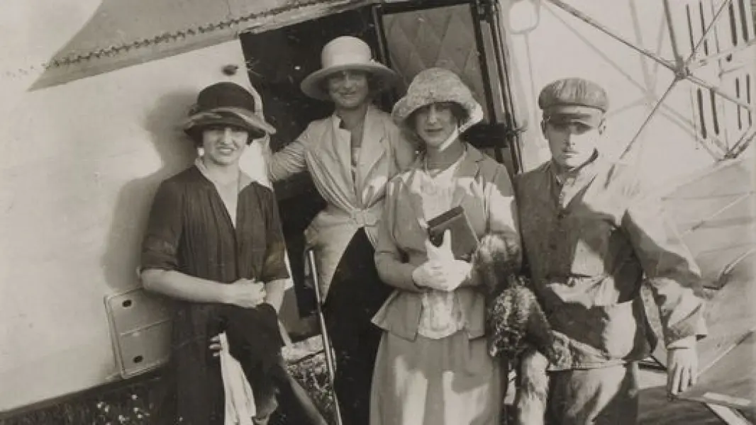 Alcune donne con un aviatore nel 1915