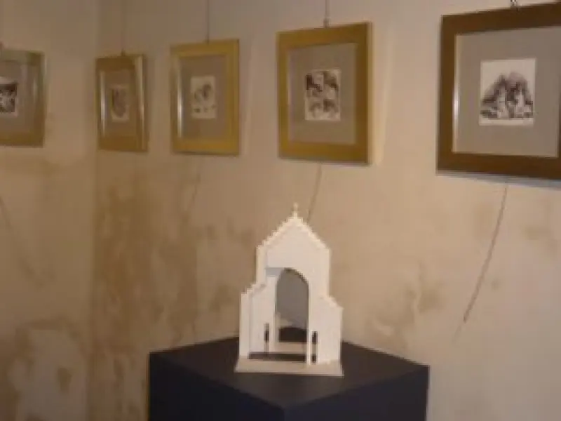 <p>Un dettaglio dell'allestimento del 2011 con una Cattedrale di Vittorio Presepi e le miniature a china di Alessandra Cocchi</p>