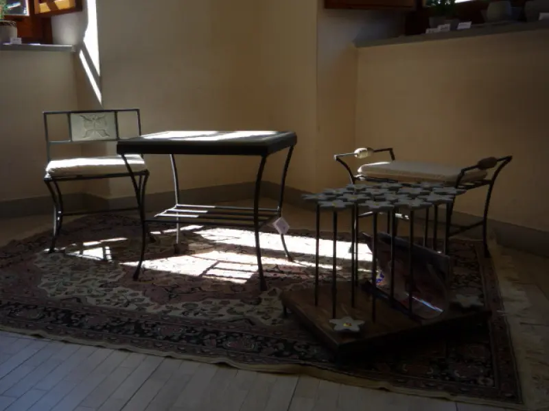 Riccardo Paggetti e Silvia Valenti. Salottino. Tavolo, sedia, sedile e portariviste.pietra serena, ferro battuto, legno.