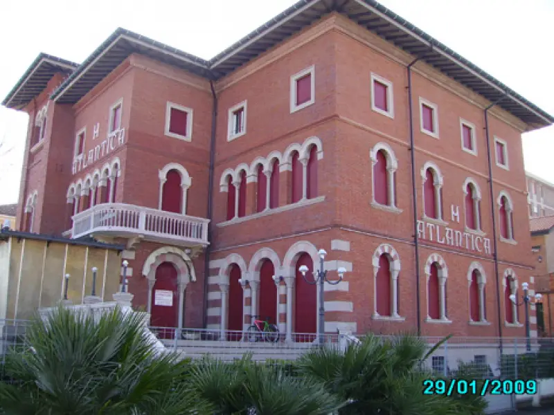 Hotel Atlantica. Uno dei villini in stile Liberty di Cesenatico. Veduta dell'ingresso.