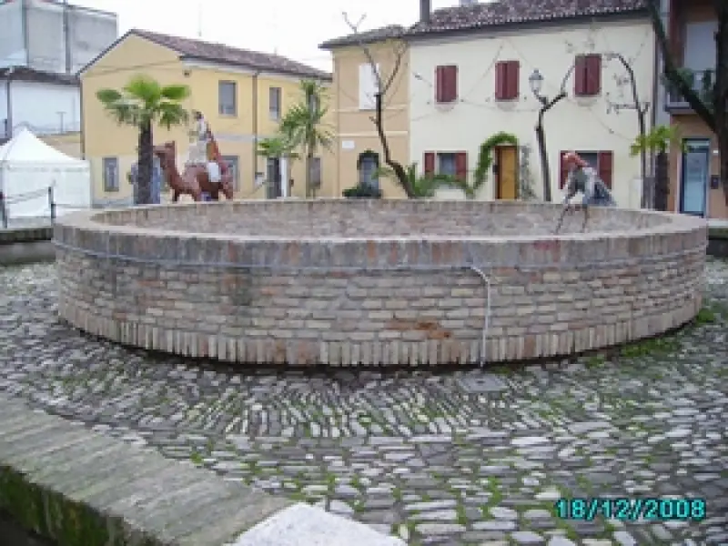 Piazzetta delle Conserve. Le statue che si vedono famnno parte del tradizionale Presepe, nel periodo natalizio. Cesenatico.