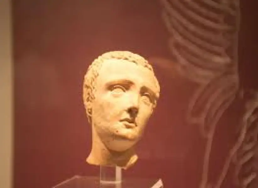 Icaro. Frammento di statua fittile romana. II secolo d. C. Antiquarium di Cesenatico