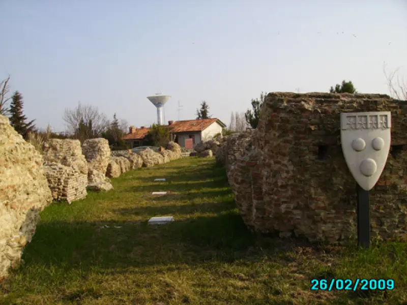 Parco della Rocca con i resti della fortezza trecentesca.