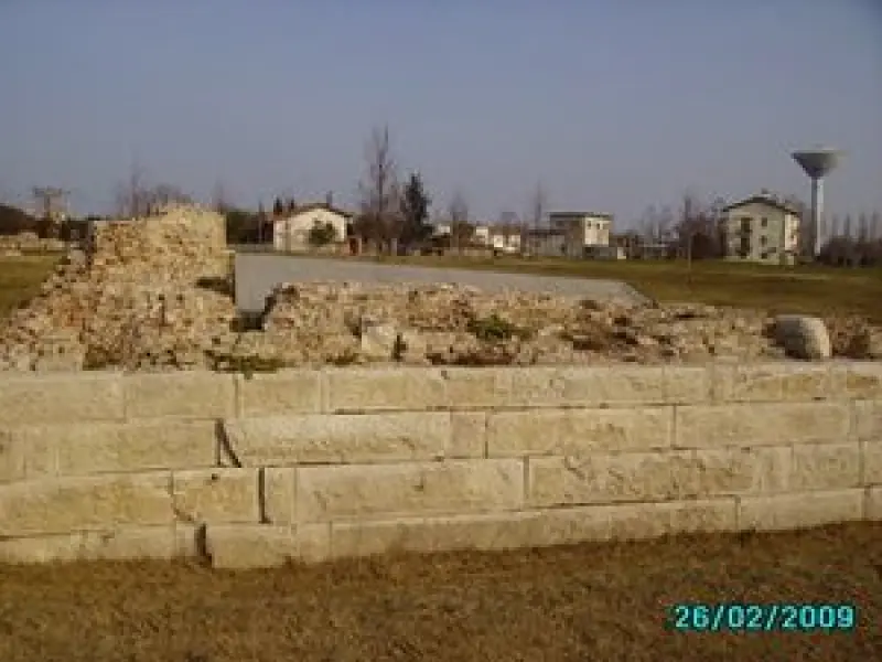 Resti della rocca di Cesenatico. Part. del basamento rivestito in pietra d'Istria.