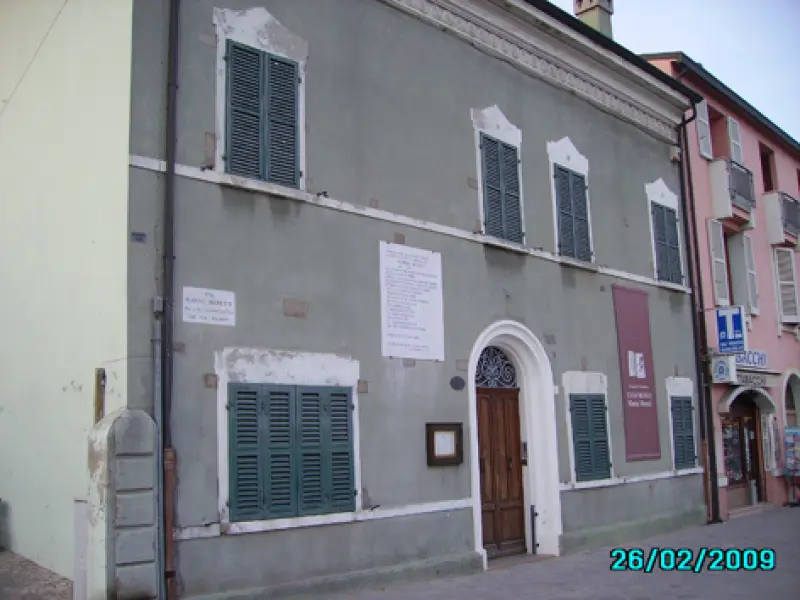 Facciata di Casa Moretti sul porto canale di Cesenatico.