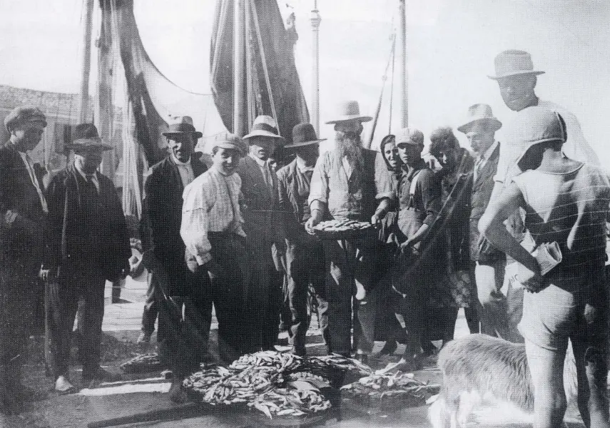 Commercio del pesce a Cesenatico. Foto di Agostino Lelli Mami. Cesena, Biblioteca malatestiana.