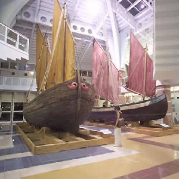 Trabaccolo e Bragozzo. Interno della sezione di Terra del Museo della Marineria di Cesenatico.