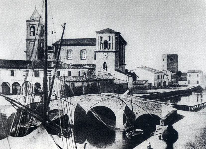 Cesenatico prima del terremoto del 1875. Veduta della torre civica e della Torre Malatestiana. Fonte: D. Gnola, Cesenatico nella storia Edizioni Il ponte vecchio Cesena, 2008