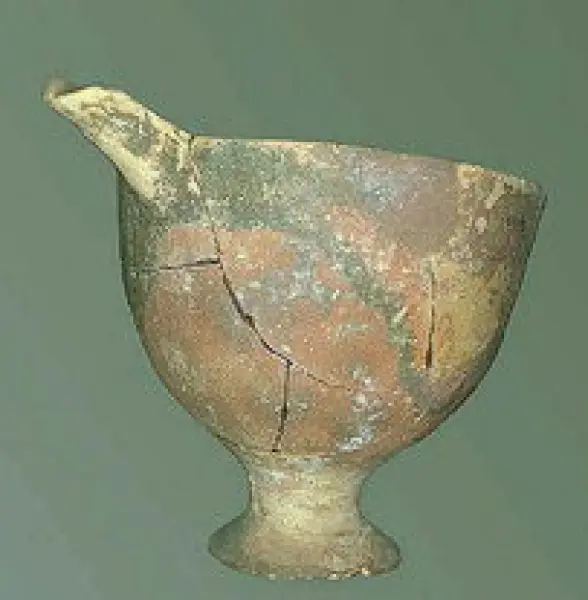Coppa con piede e beccuccio in stile di Vassiliki. Museo Archeologico di Heraklion. Creta