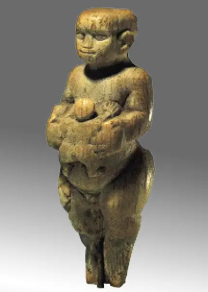 Maternità. Figurina in avorio. 3000 a C. 
Protodinastico. 
Aegyptisches Museum, Berlino