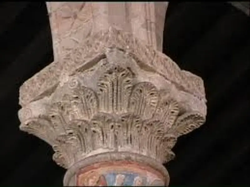 Capitello con abaco decorato a bassorilievo.  sec. XI. Santa Maria Maggiore. Tuscania.