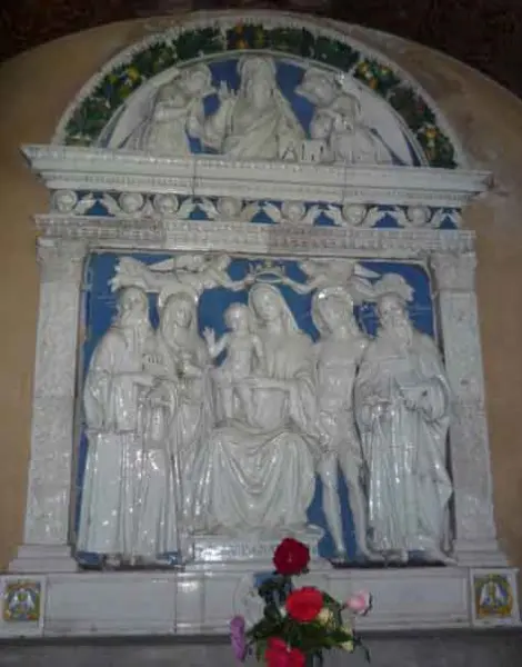 Andrea della Robbia.
La Vergine con il Bambino e santi. sec. XV
Terracotta invetriata. Camaldoli, Sacro Eremo