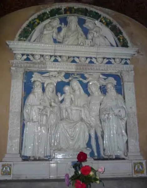 Andrea della Robbia.
La Vergine con il Bambino e santi. sec. XV
Terracotta invetriata. Camaldoli, Sacro Eremo