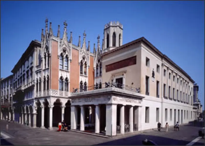 <p>Giuseppe Jappelli. Caffè Pedrocchi e Pedrocchino. 1831-1842. Esempio di revival in stile neoclassico e neogotico. Padova</p>