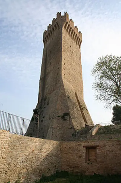 <p>Esempio di torre con muro a scarpa. Cermignano (TE)</p>