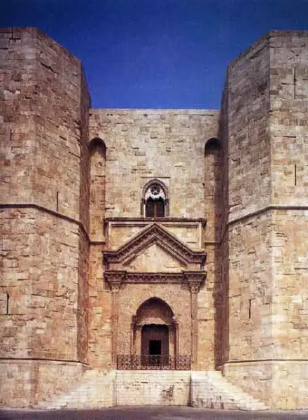 Castel del Monte, Andria, Part. dell'ingresso