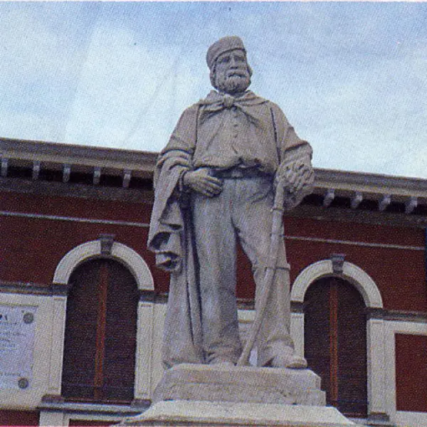 <p>Tullo Golfarelli. Giuseppe Garibaldi. 1884. statua in marmo, Cesenatico, Piazza Pisacane.</p>