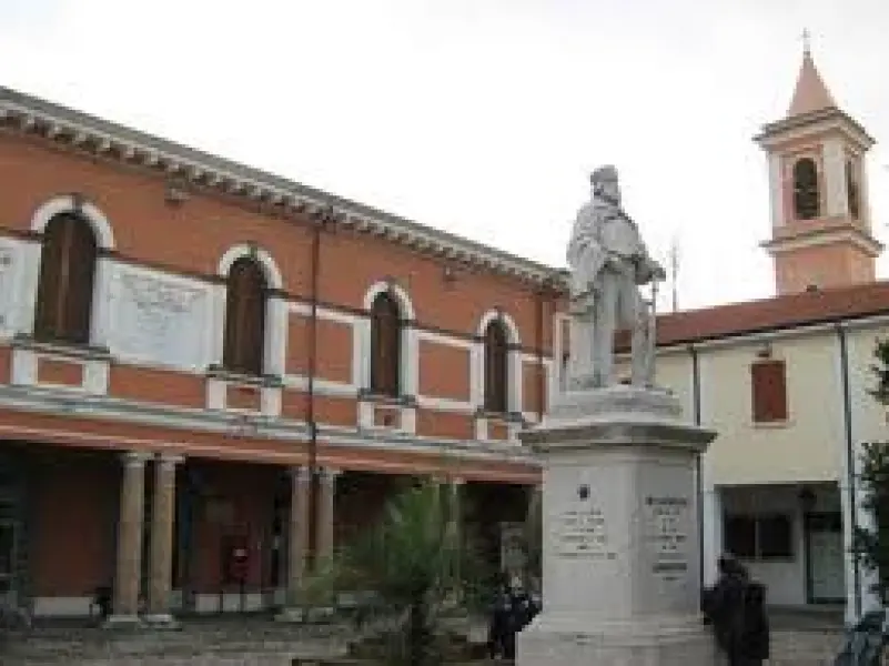<p>Tullo Golfarelli. Giuseppe Garibaldi. 1884. statua in marmo, Cesenatico, Piazza Pisacane.</p>