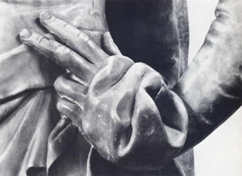 <p>Donatello. David. Dett. della mano sinistra. 1408-16. Marmo. cm. 191X57,5 alla base. Firenze, Museo Nazionale del Bargello.</p>