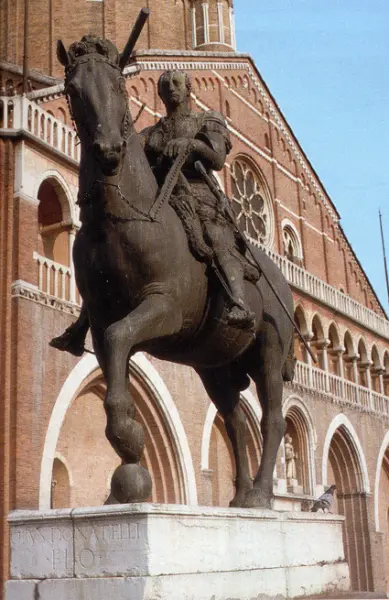 <p>Donatello. Monumento equestre al Gattamelata. 1447-53. Bronzo. Padova. Sullo sfondo la facciata della Basilica di Sant'Antonio.</p>