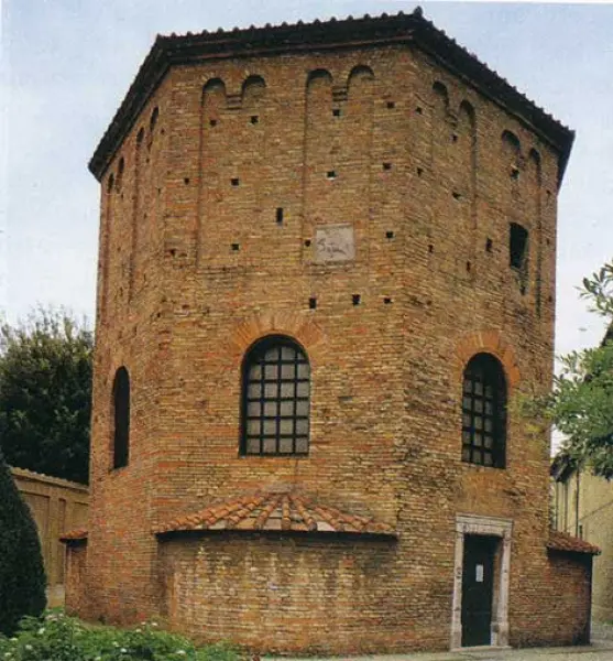 Battistero degli Ortodossi a Ravenna. Esterno