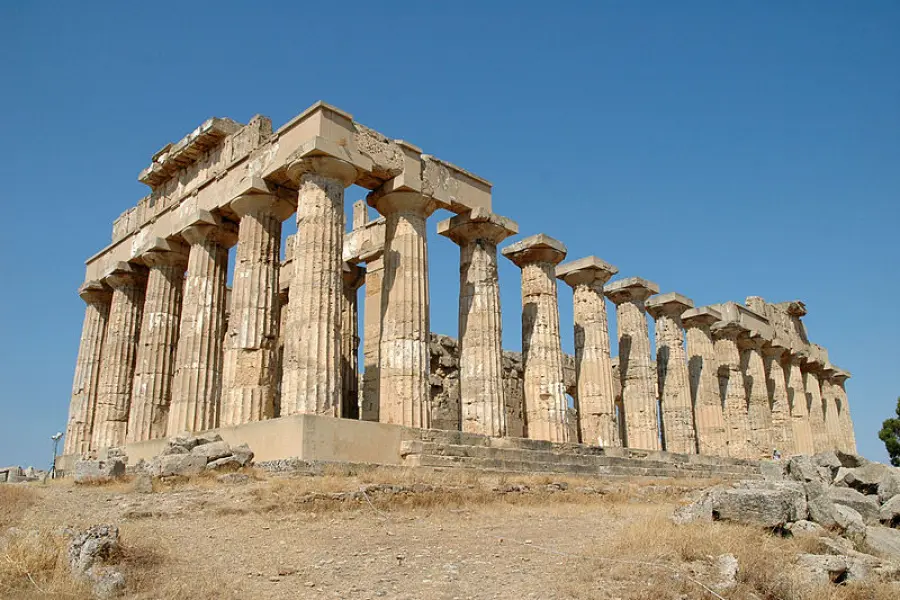 <p>La peristasi del Tempio di Hera. MNetà del VI sec. a. C. Selinunte. Foto tratta da wikipedia</p>