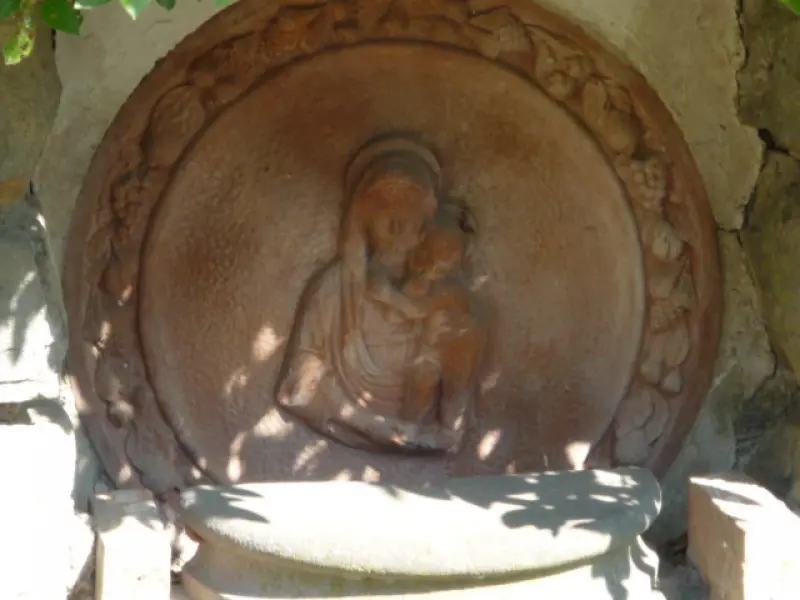 <p>Madonnina in terracotta inserita nel muro di recinzione del giardino presso il Castello. Foto di A. Cocchi</p>