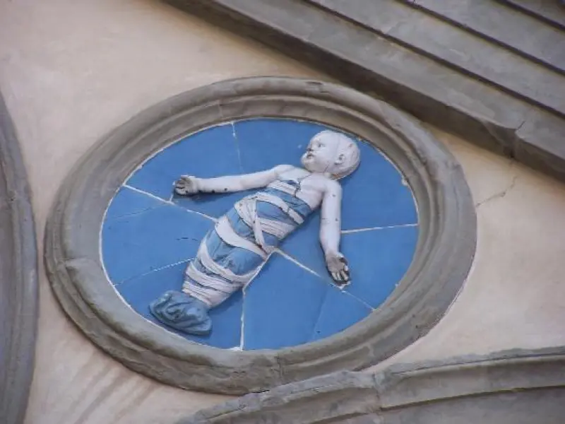 Andrea della Robbia. Putto in fasce. 1463. Ceramica invetriata. Firenze, Spedale degli Innocenti