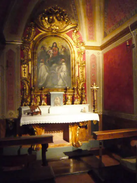 <p><em>C</em>appella della Madonna del Rosario. Veduta verso l'altare. Partina, Villa Mausolea. Foto: A.Cocchi</p>