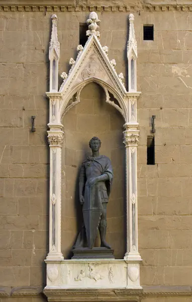 <p>Donatello. Nicchia con San Giorgio e San Giorgio e il drago (copia in bronzo). Foto di Aurelio Candido http://www.flickr.com/photos/terzocchio/2139189199/</p>