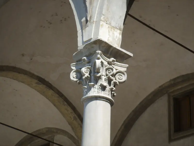 <p>Filippo Brunelleschi. Spedale degli Innocenti. 1419. Part. del capitello corinzio con pulvino. Firenze</p>