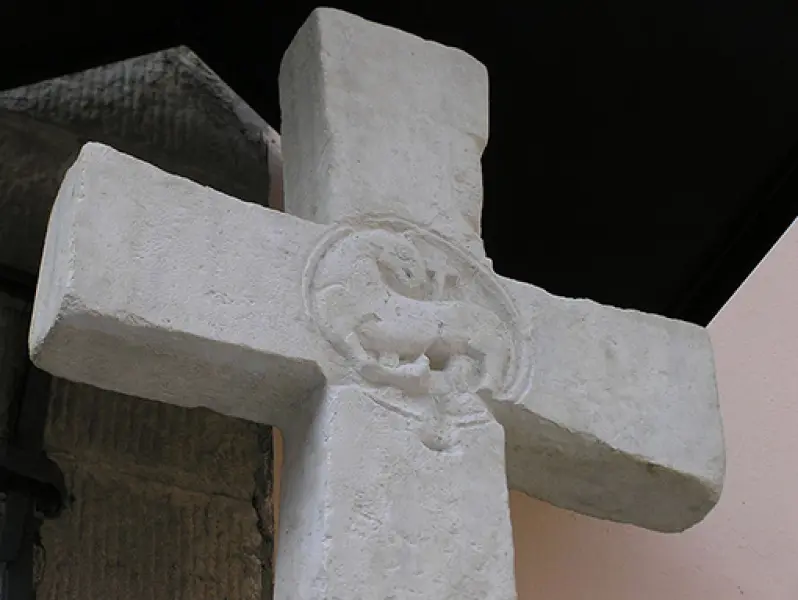 <p>Agnus Dei. Croce viaria di Galeata. se. XII-XIII. Marmo. Museo Civico Mambrini, Pianetto, Galeata</p>