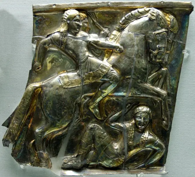 Cavalieri Etruschi. 540520 a.C. Lamina argentea incisa a rilievi dorati. Londra, British Museum