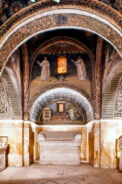 <p>Interno del Mausoleo di Galla Placidia. V sec. Ravenna.<br />CC BY-SA 3.0, https://commons.wikimedia.org/w/index.php?curid=181464</p>