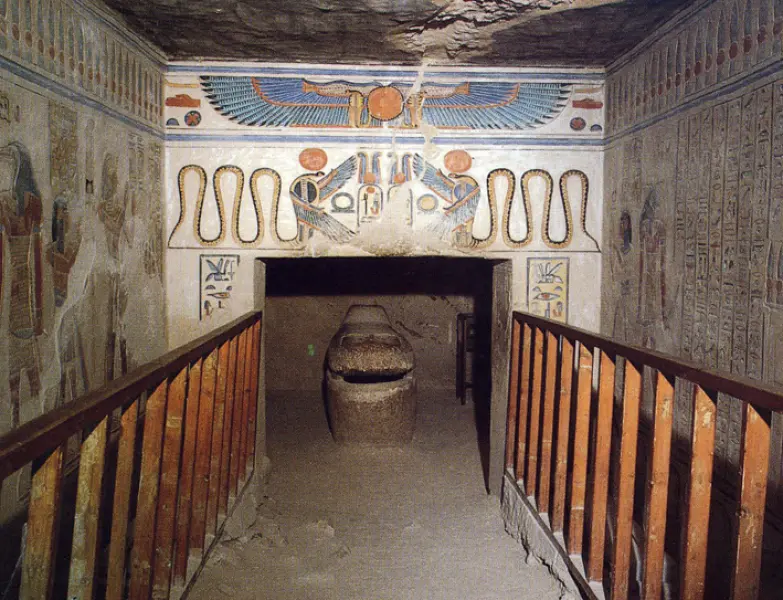 <p>Ingresso della Tomba di Amon-her-khepeshef. XX dinastia. Valle delle Regine, Luxor Fonte: C. Le Blanc, A. Siliotti e prefazione di M. I. Bakr. Nefertari e la Valle delle Regine. Giunti, Firenze, 2002</p>