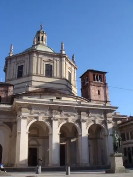 <p>Basilica di San Lorenzo Maggiore. IV-V secolo d.C. Veduta della facciata(rifacimento del XVI sec.). Milano. Foto di N.Castorri</p>