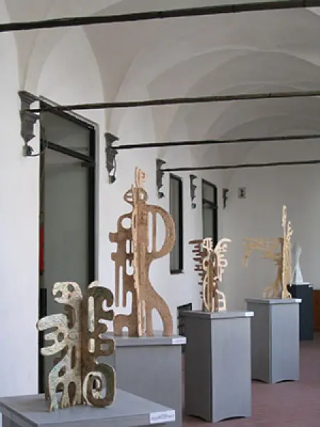 <p>Veduta delle sculture di Alessandra Cocchi nella mostra <em>Equilibri sospesi</em>, nel Chiostro di San Giovanni a Orvieto , 2007</p>
