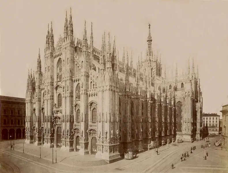 <p><em>Duomo di Milano (1386-1932) in una foto storica di Giacomo Brogi del 1870</em></p>
