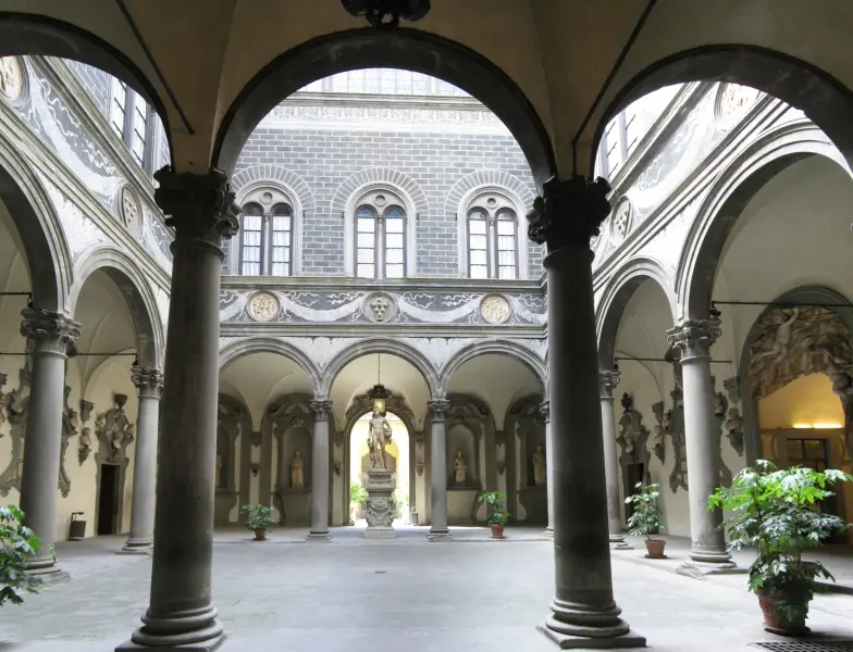 <p>Michelozzo Michelozzi. <em>Cortile d'onore. Palazzo Medici-Riccardi. </em>1454-62 Firenze. Foto di Grifondoro.</p>

